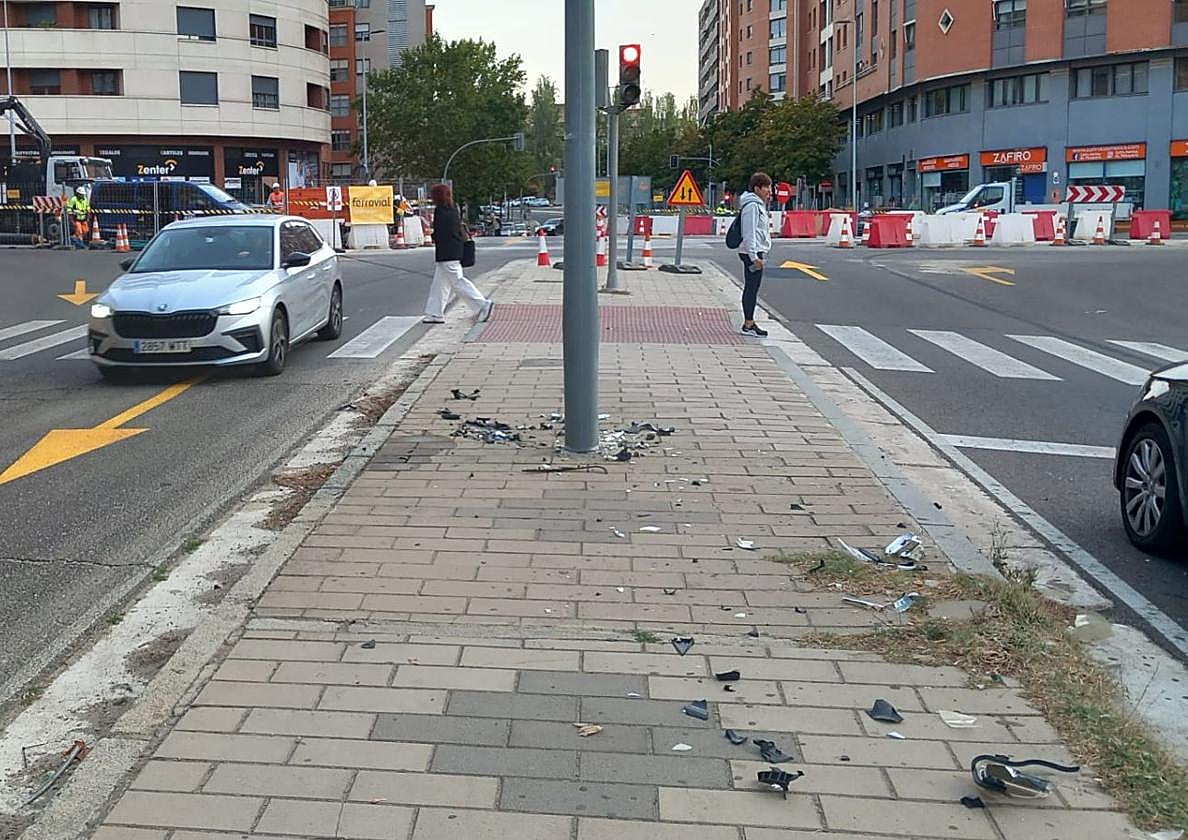 Restos del vehículo tras impactar contra una farola en el barrio de Parquesol.