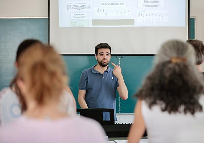 Víctor Mínguez durante la clase de canto del año pasado.