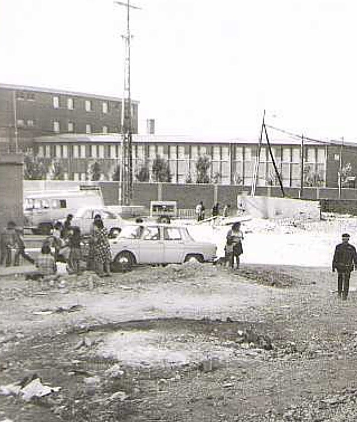 Imagen secundaria 2 - Arriba, patio de la guardería infantil del Barrio Belén en 1972. Abajo, el alcalde Antolín de Santiago-Juárez visitando otra guardería, y el colegio de la Inmaculada a principios de los 70.