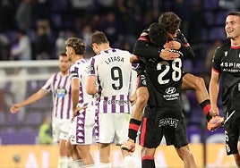 Jugadores de la Cultural celebran la victoria en Zorrilla.