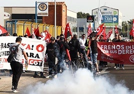 Los trabajadores de Frenos y Conjuntos este viernes, al inicio de la manifestación.
