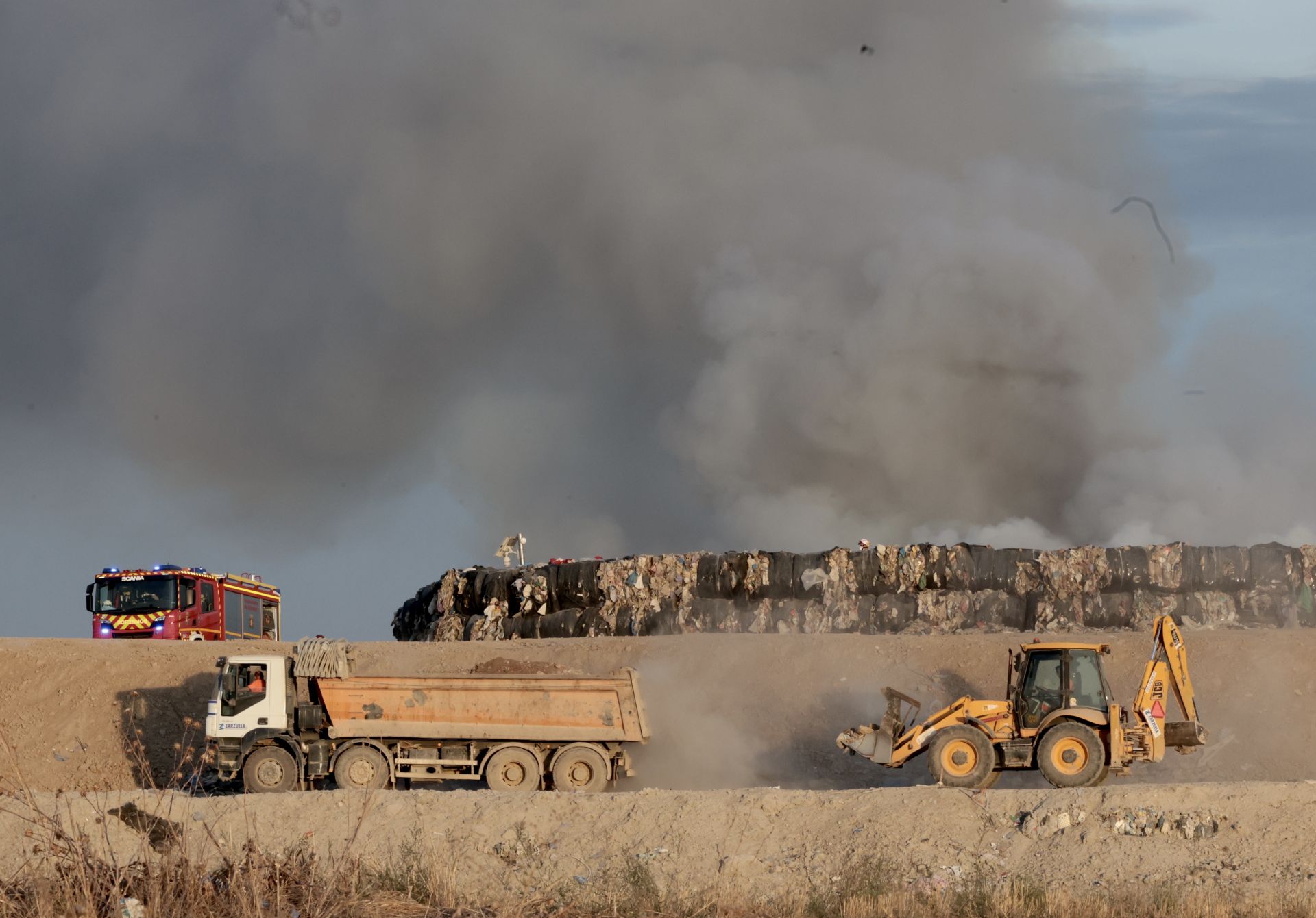El incendio en el viejo vertedero de Valladolid, en imágenes