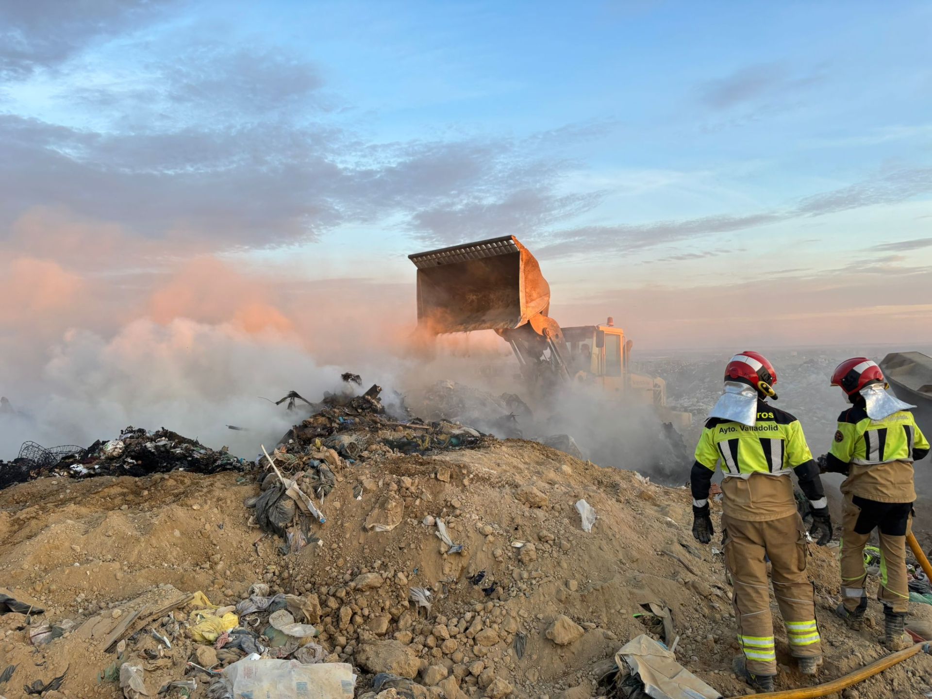 El incendio en el viejo vertedero de Valladolid, en imágenes