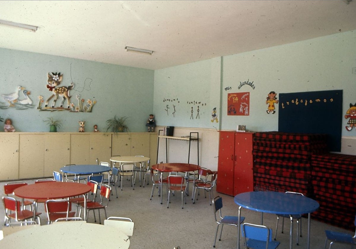 Imagen principal - Arriba, patio de la guardería infantil del Barrio Belén en 1972. Abajo, el alcalde Antolín de Santiago-Juárez visitando otra guardería, y el colegio de la Inmaculada a principios de los 70.