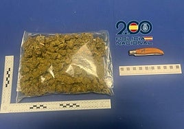Marihuana y navaja intervenida por la Policía Nacional a la mujer.