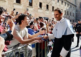 Rafa Nadal saluda a las personas que se acercaron a verle en Salamanca.