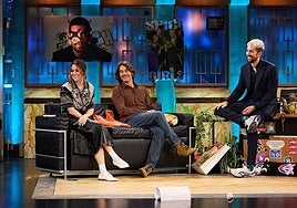 Blanca Suárez y Eduardo Noriega con el presentador de 'La Revuelta', David Broncano.