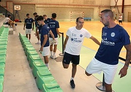 Estiramientos en un entrenamiento del San Cristóbal de fútbol sala.