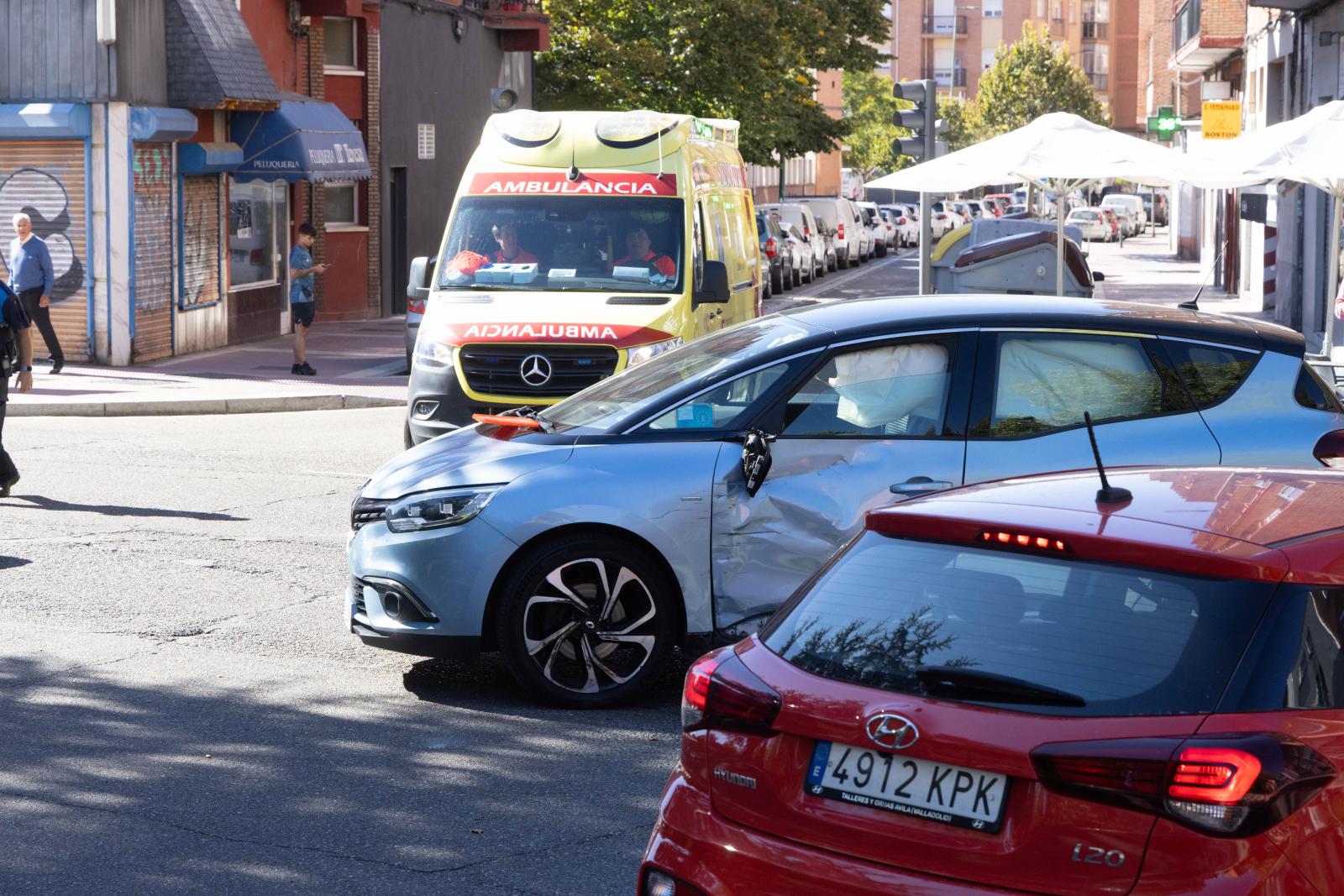 Uno de los vehículos implicados en el suceso, en el cruce entre la calle Canterac y el paseo de Juan Carlos I.