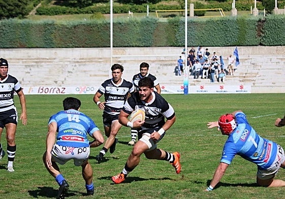 El Salvador logra su primera victoria sufriendo ante el empuje del Cisneros