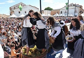 Pisado de la uva en la Fiesta de la Vendimia de Rueda en 2024.