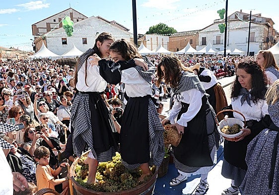 Pisado de la uva en la Fiesta de la Vendimia de Rueda en 2024.