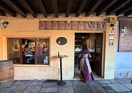 Exterior del Restaurante Viky, en la Plaza Mayor de Tordesillas.