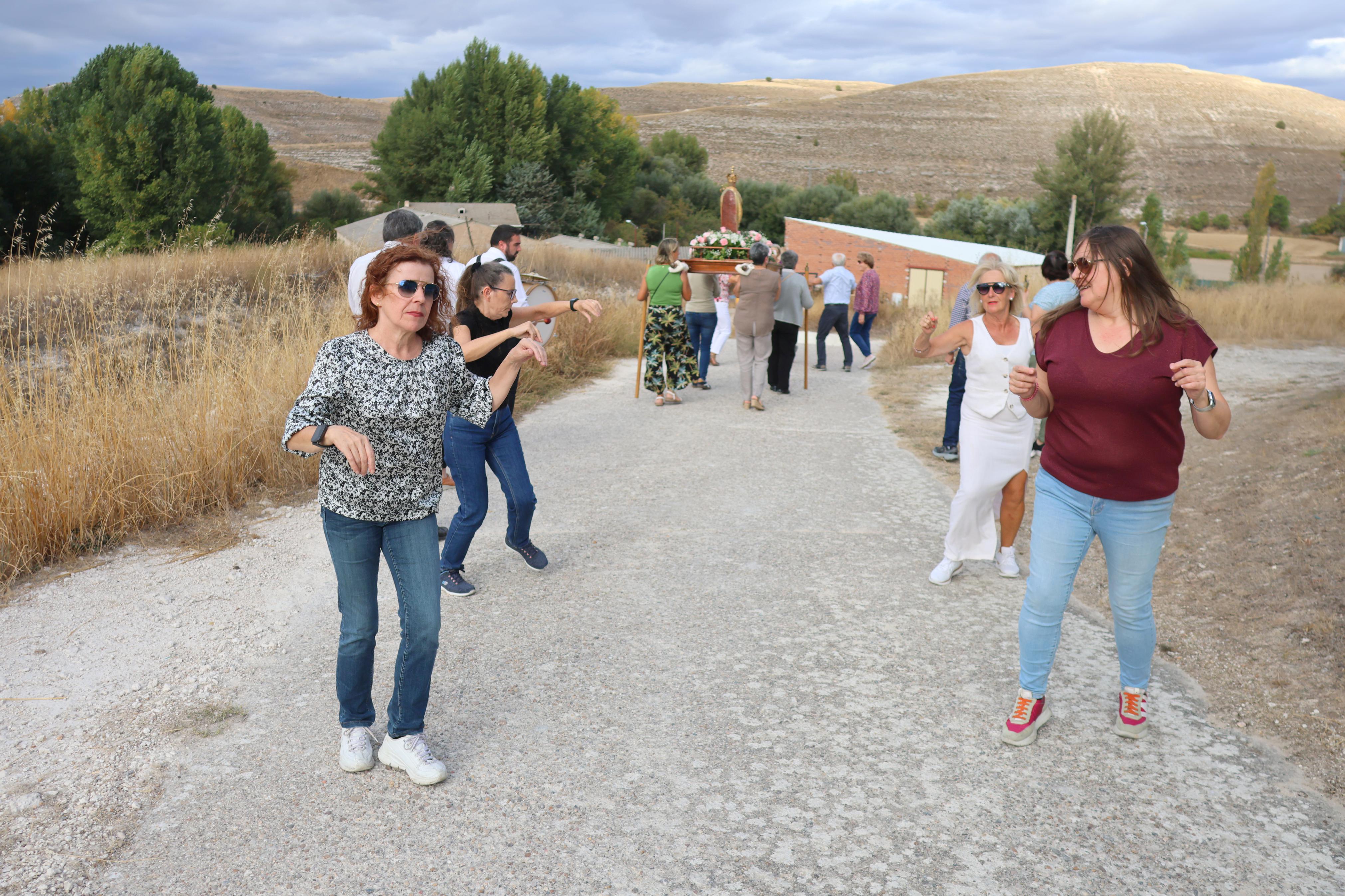 Cobos de Cerrato danza a sus Patronas