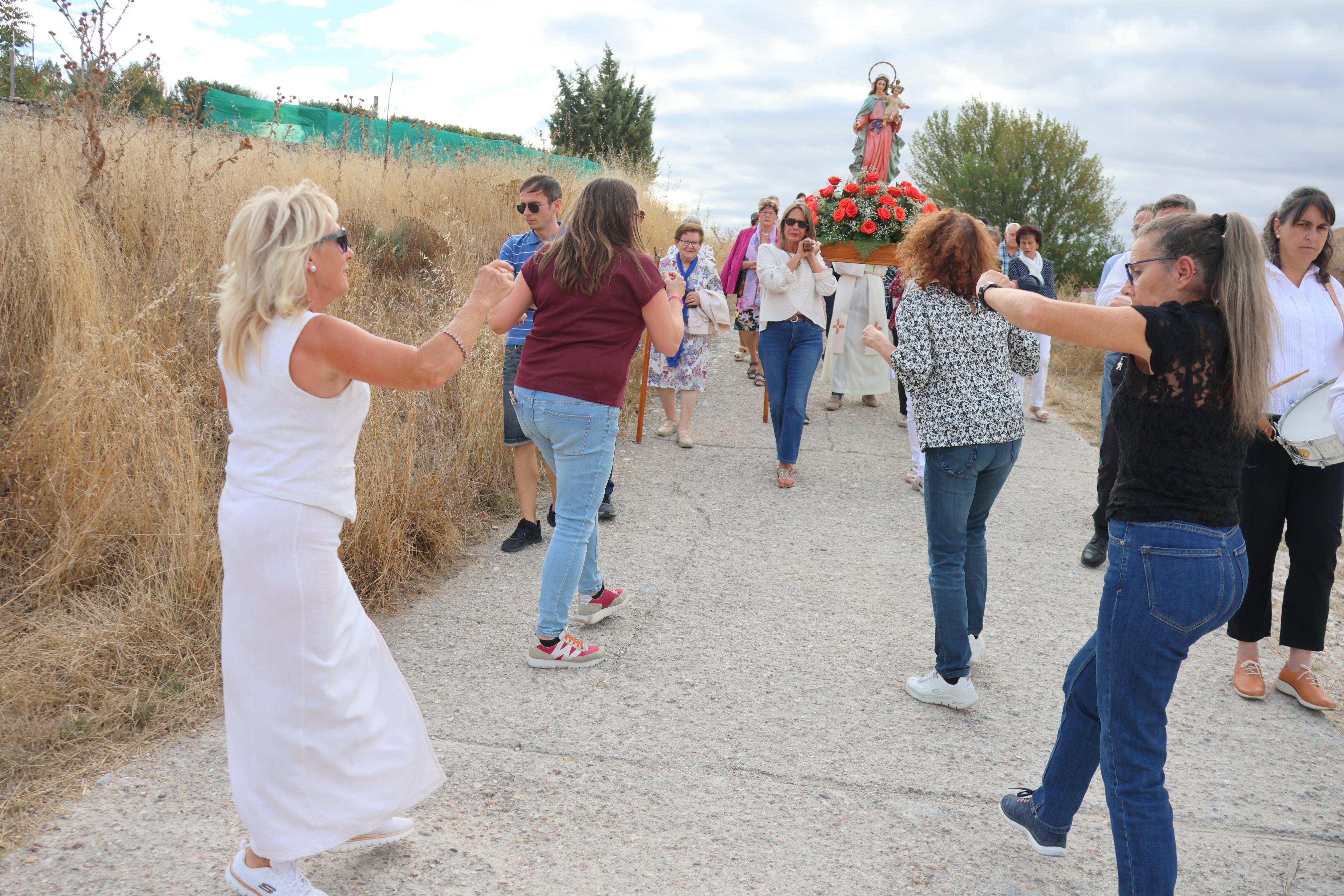 Cobos de Cerrato danza a sus Patronas