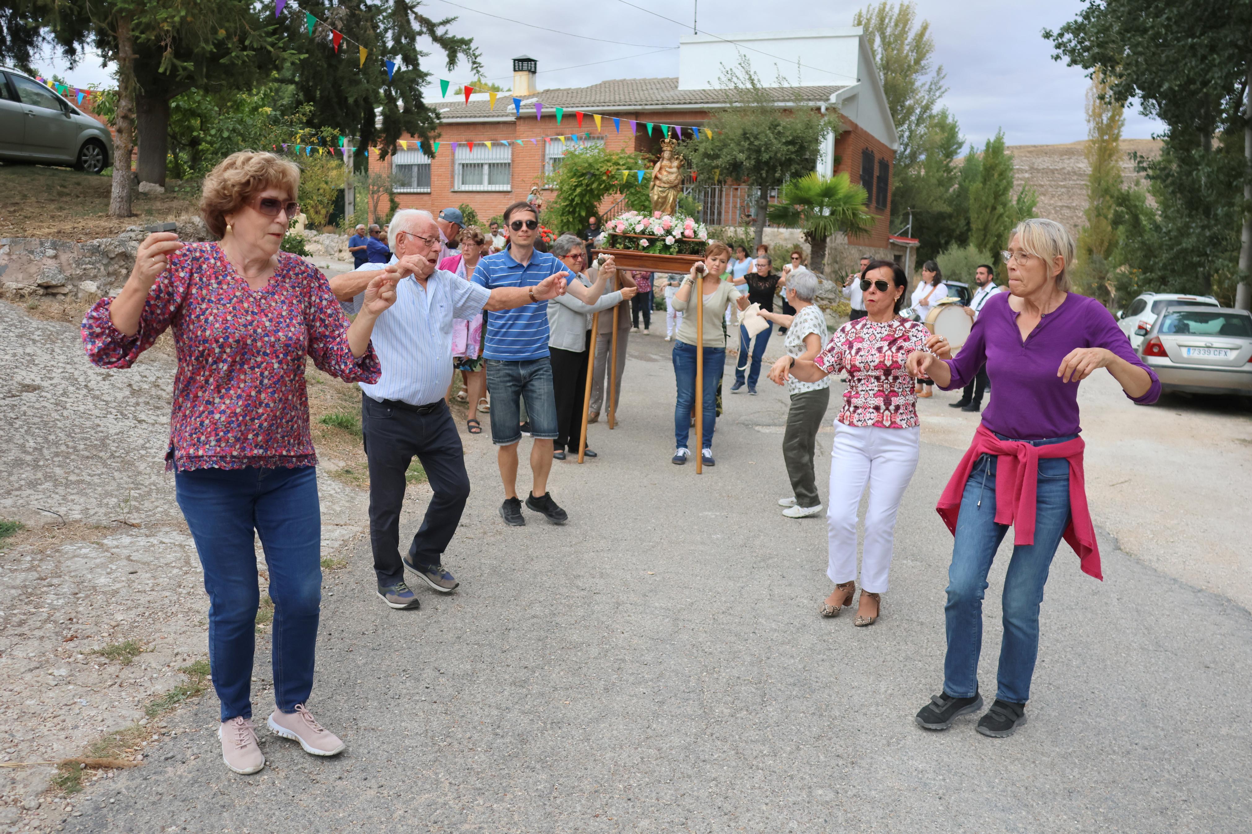 Cobos de Cerrato danza a sus Patronas
