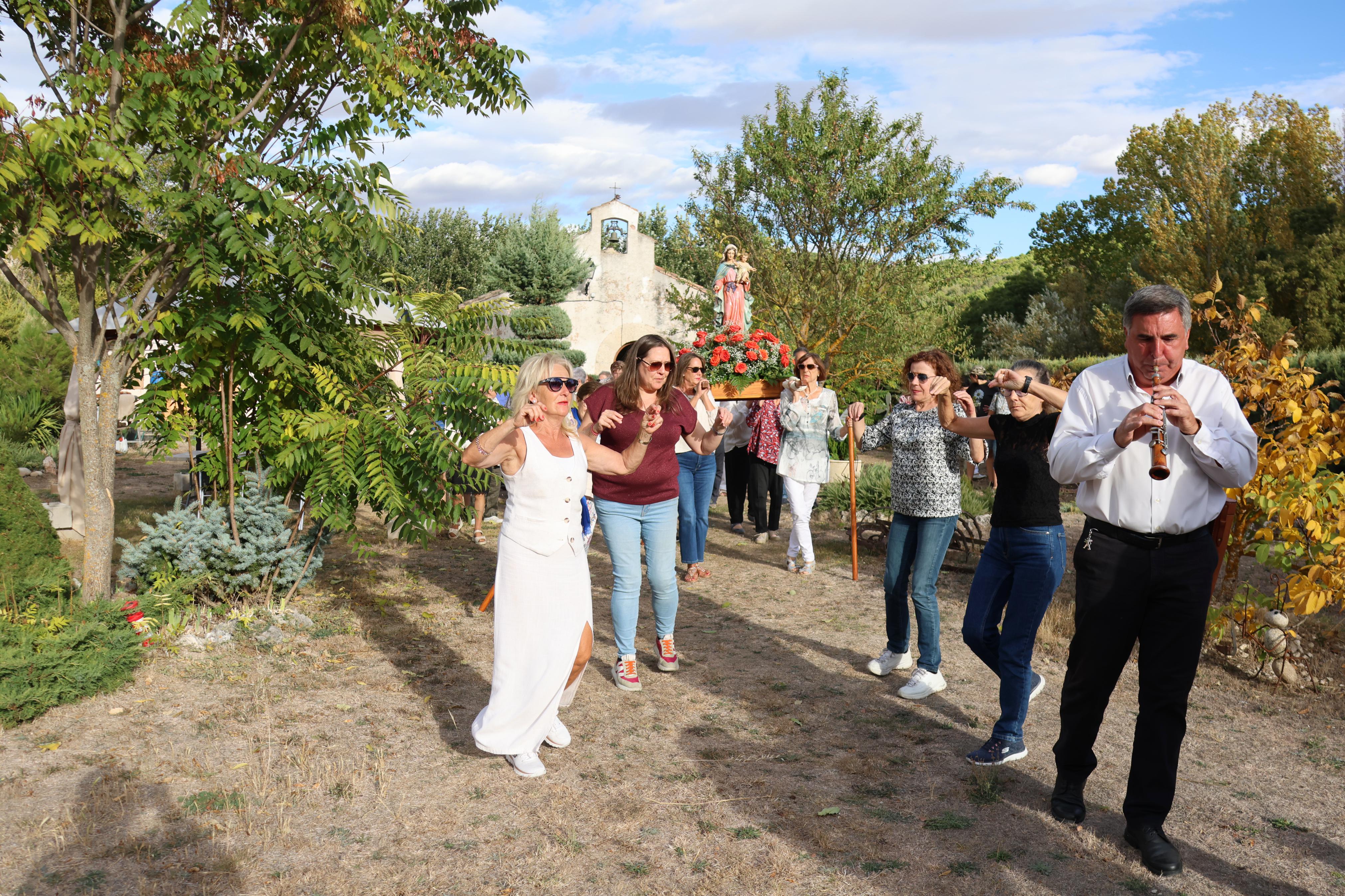 Cobos de Cerrato danza a sus Patronas