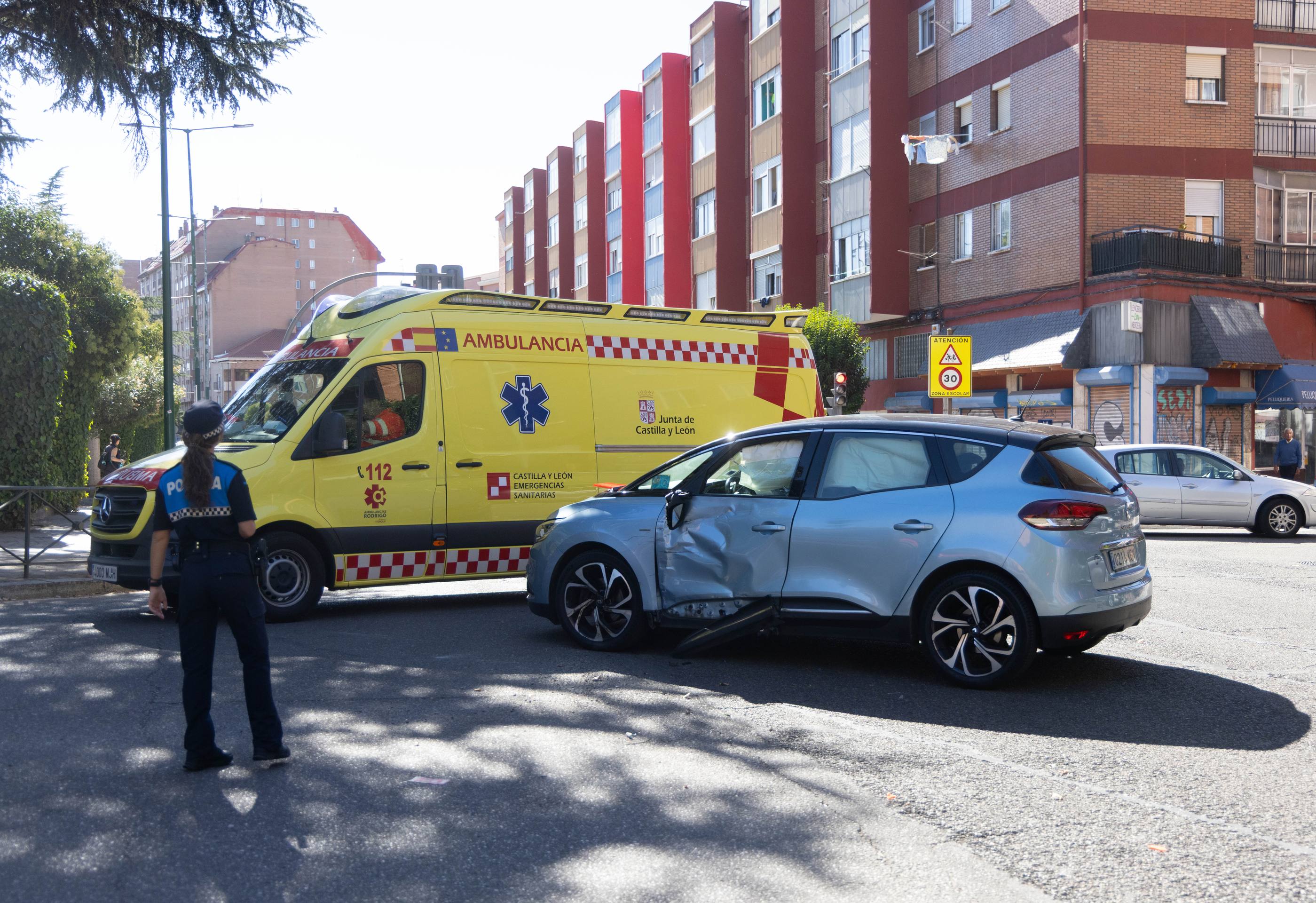 Imagen principal - Una colisión entre un turismo y una motocicleta deja dos heridos en Delicias