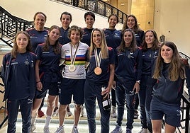 Lidia, a la izquierda, posa con las medallistas de la selección española.