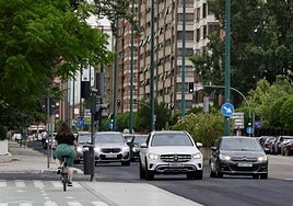 Varios vehículos circulan por el paseo de Isabel la Católica.