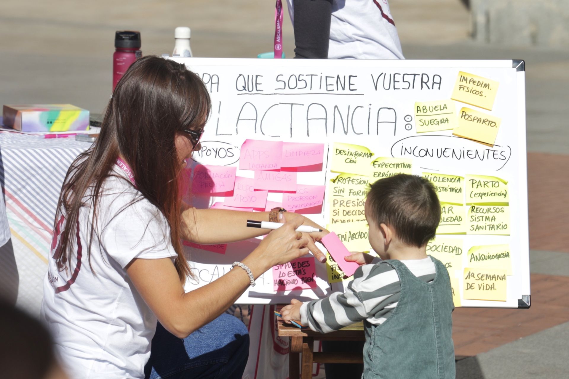 Uno de los carteles colaborativos sobre apoyos e inconvenientes que encuentran las madres que quieren dar el pecho a sus bebés.