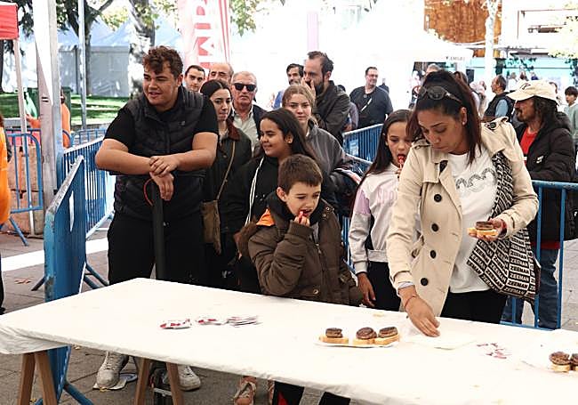 Degustación popular de hamburguesas y productos de carne.