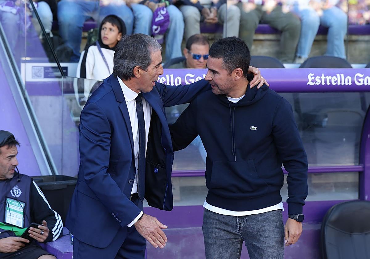 Almada saluda a Fran Justo antes del comienzo del partido.