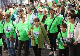 Cientos de personas forman una marea verde y solidaria en las calles de Cuéllar.