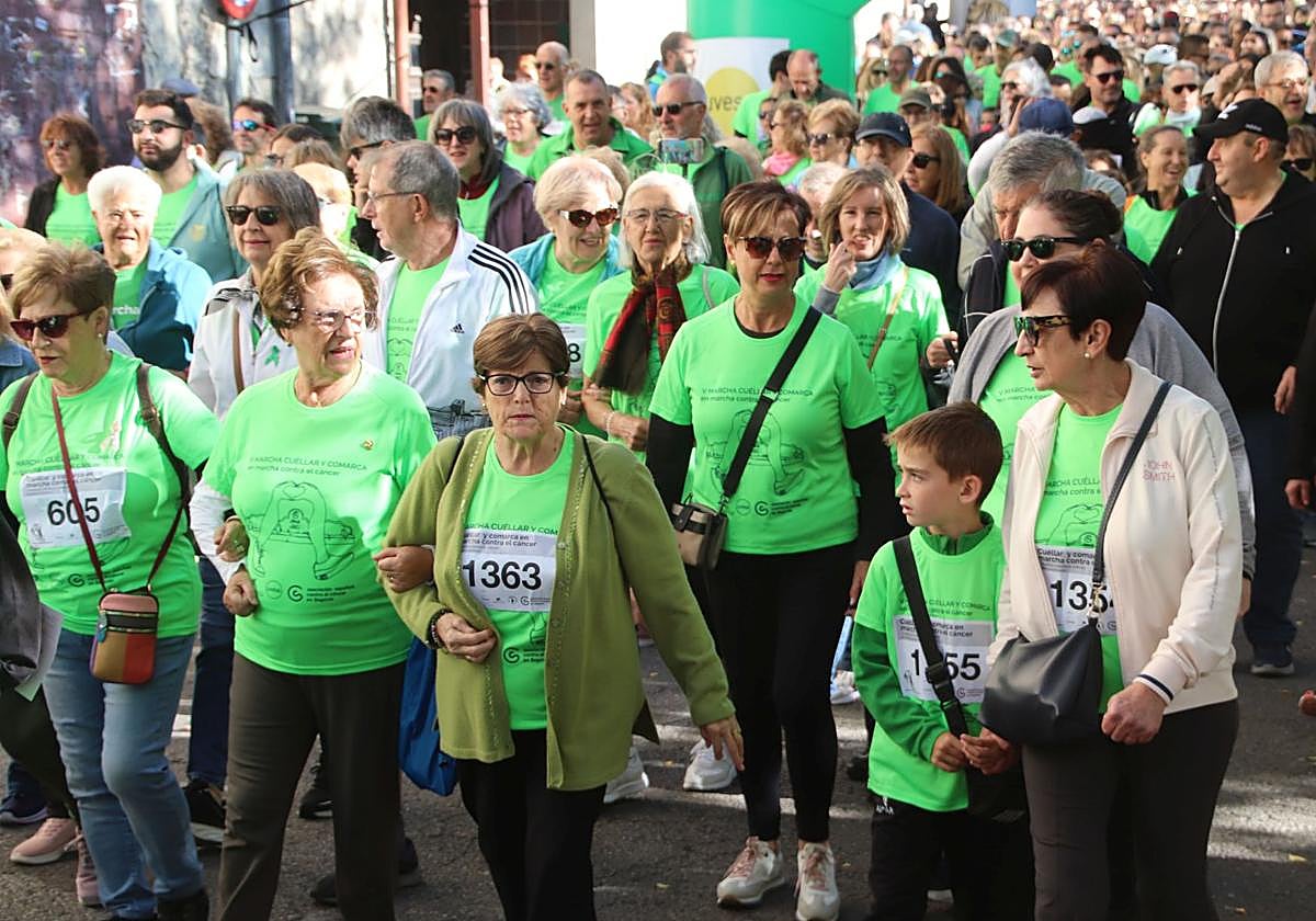 Cientos de personas forman una marea verde y solidaria en las calles de Cuéllar.