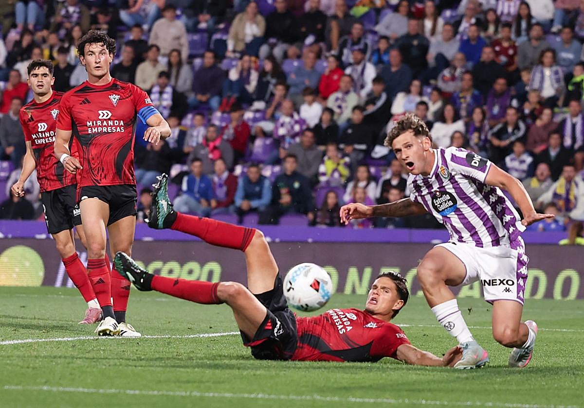 Jorge Delgado no llega a rematar una acción ofensiva del Pucela.