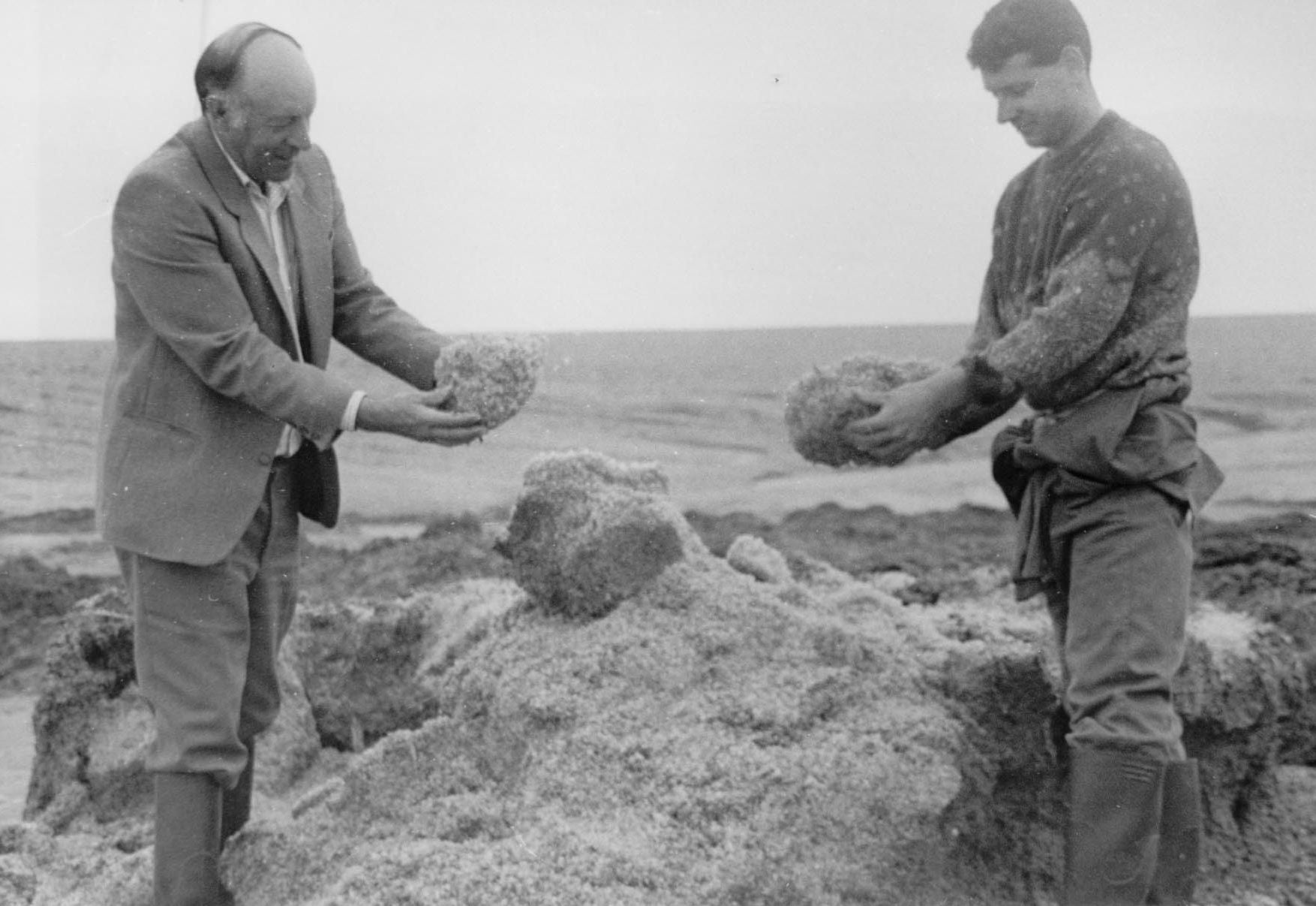 Dos hombres muestran el granizo caído en Pollos durante una tormenta registrada el 30 de mayo de 1991.
