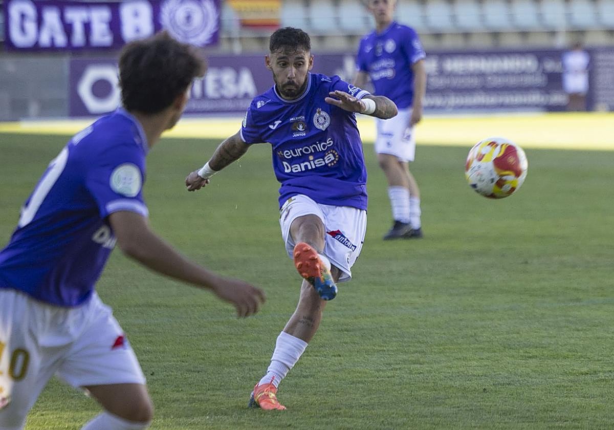 Los jugadores del Palencia Cristo lanzan un ataque contra el Mansillés.