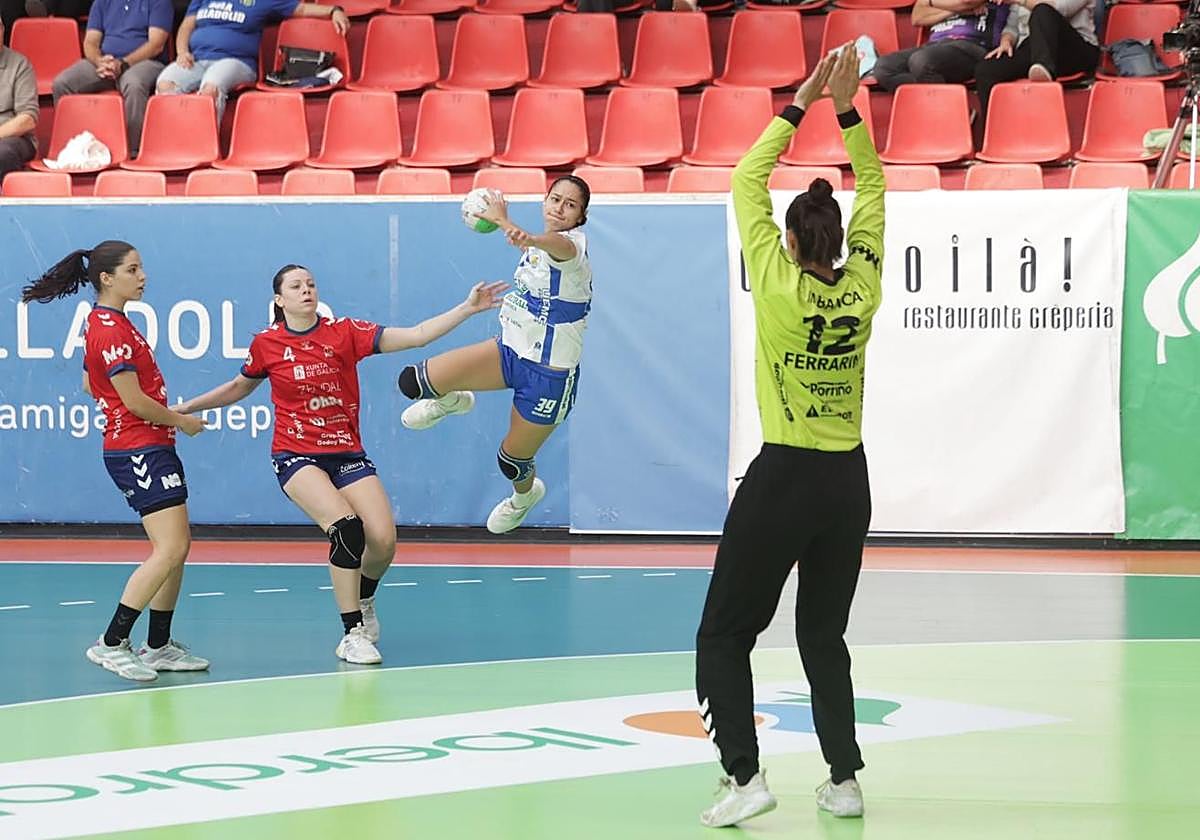 Monteagudo se dispone a lanzar en seis metros ante Ferrarin, excelsa todo el partido.