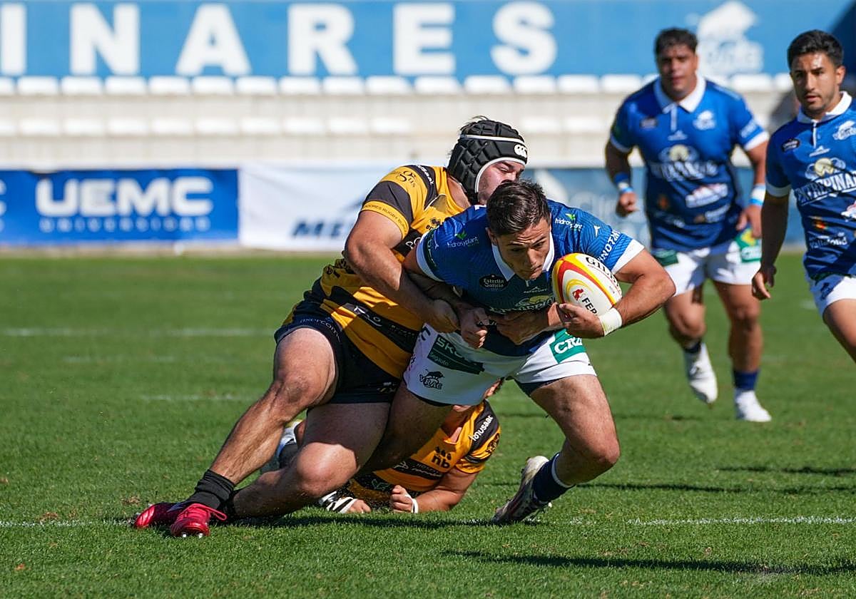 Molinero es placado en su intento por avanzar con el oval.