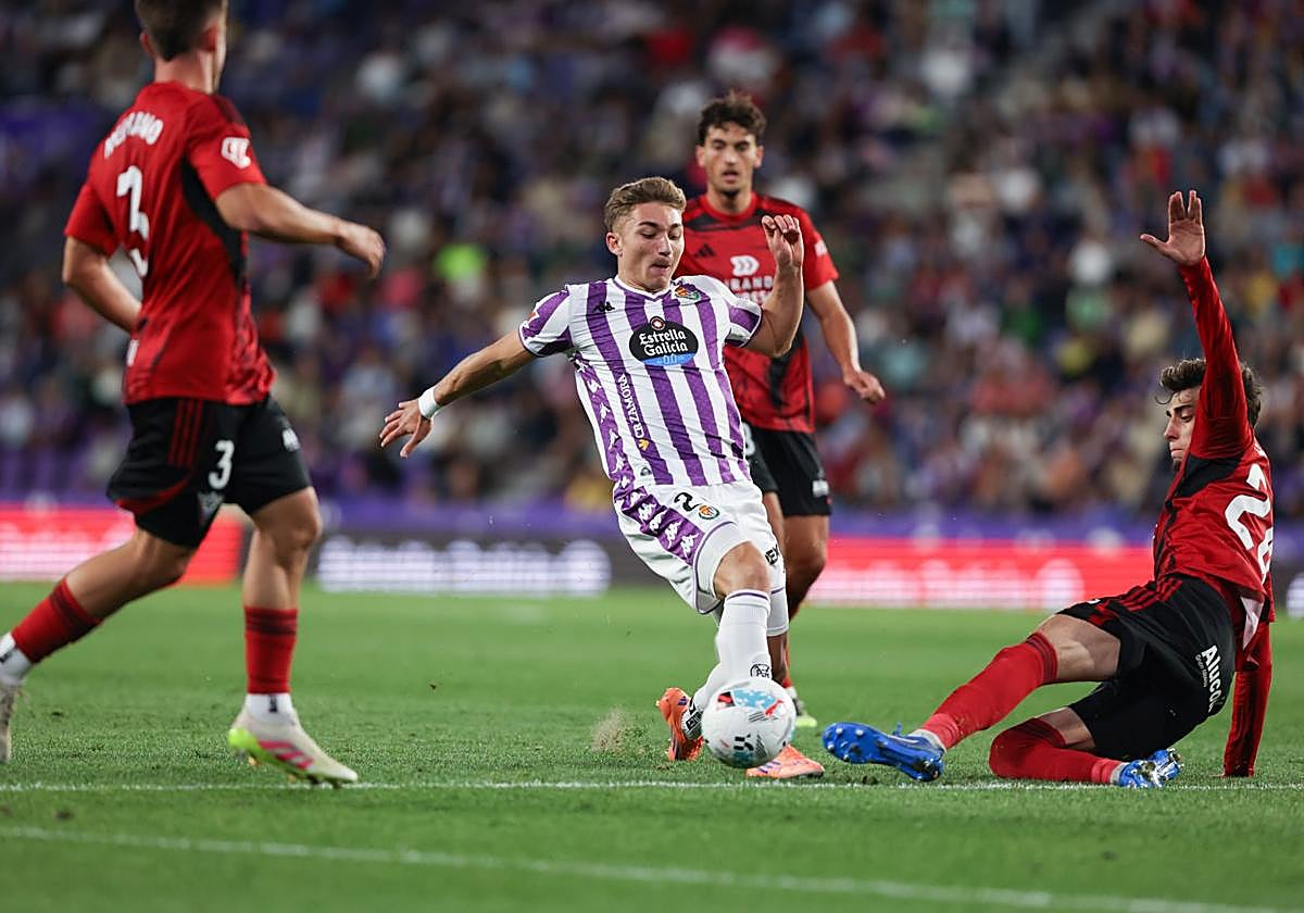 Chuki gana un balón dividido a un defensa del Mirandés.