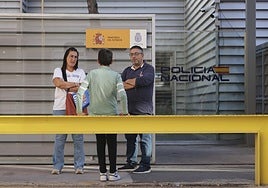 Los padres del menor, Silvia Vela y Raúl Acero, en el momento de presentar la denuncia en dependencias de la Policía Nacional.