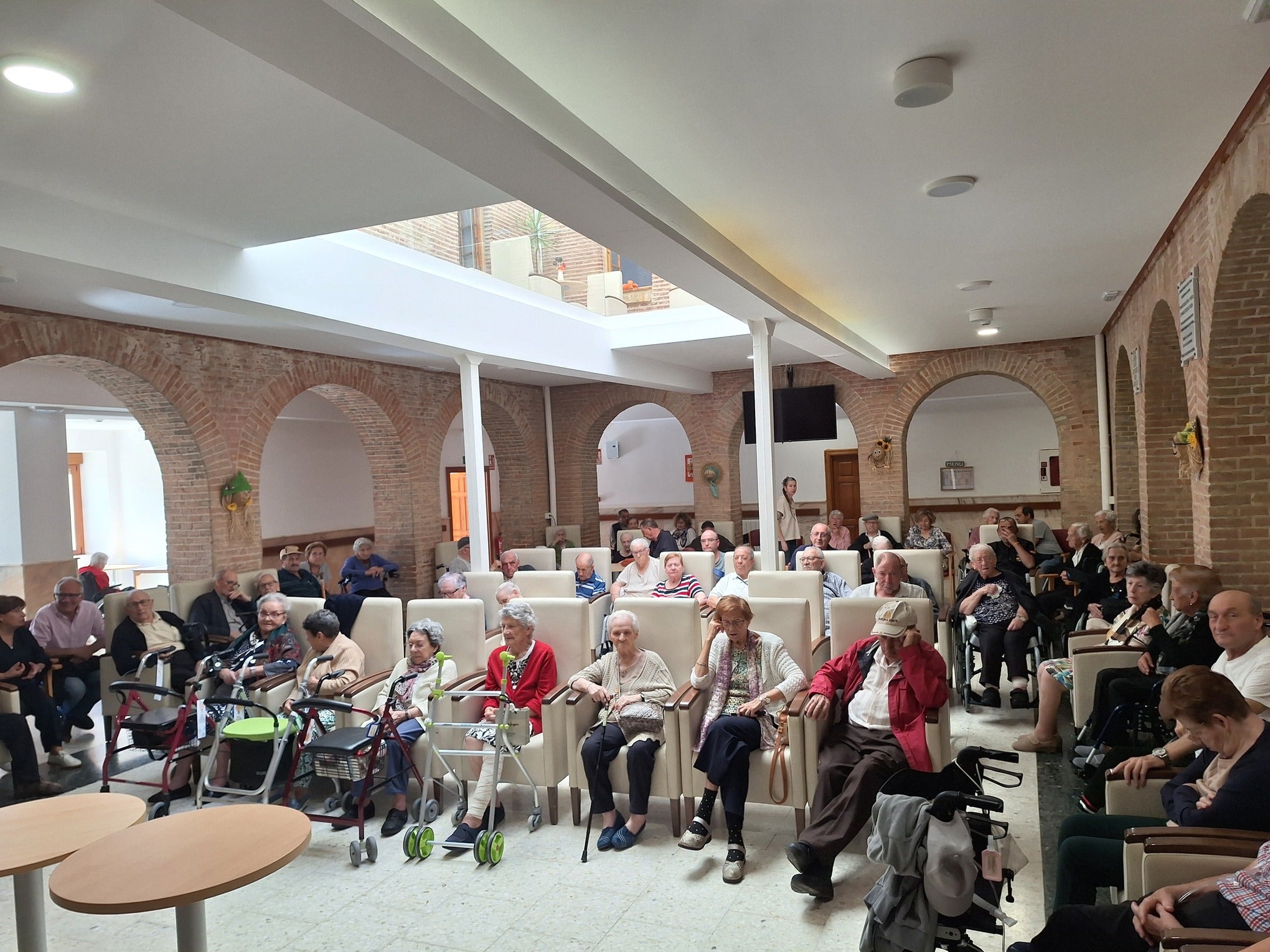 El robot Nuka llega a Mayorga para acompañar a las personas mayores