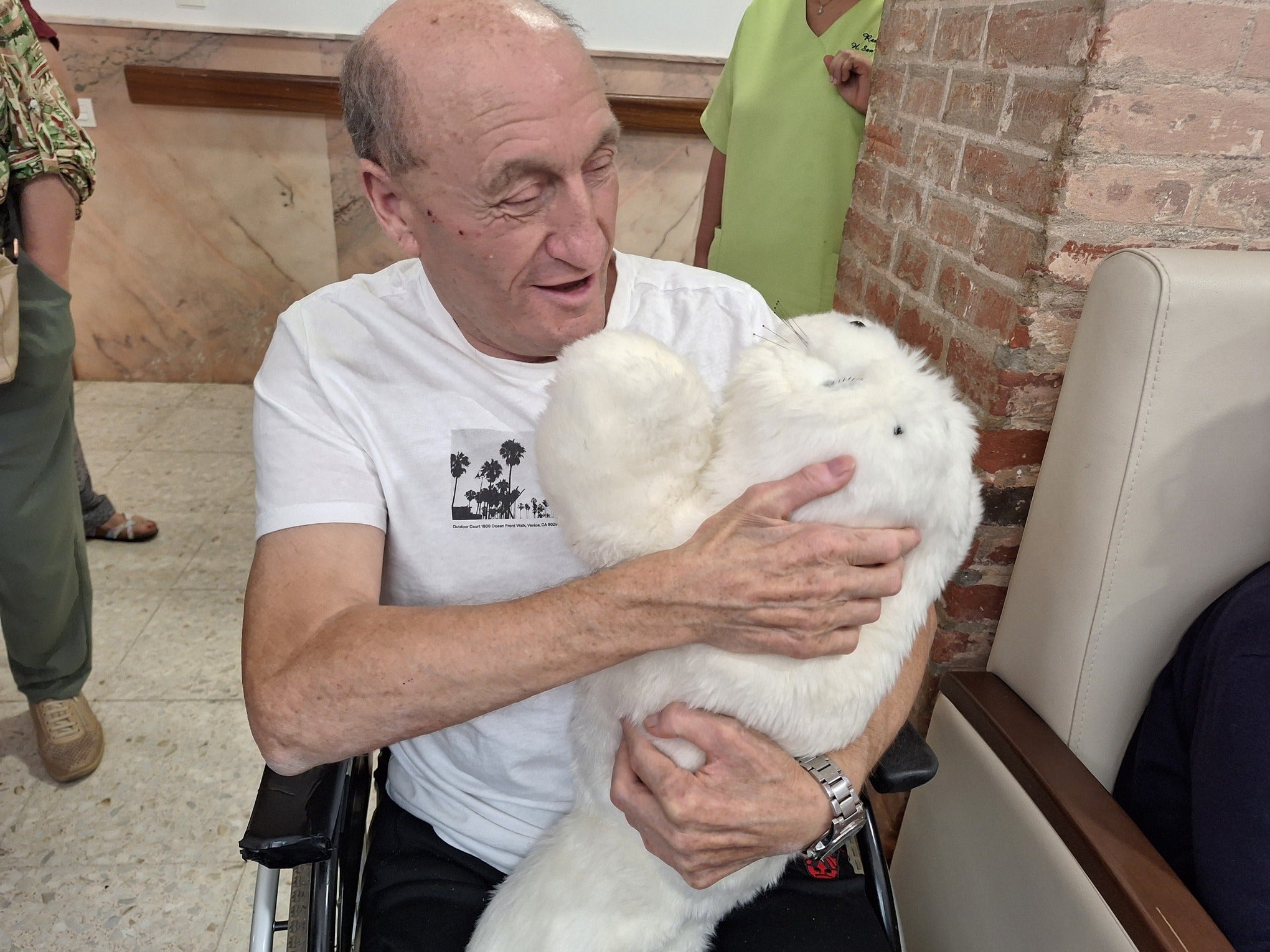 El robot Nuka llega a Mayorga para acompañar a las personas mayores