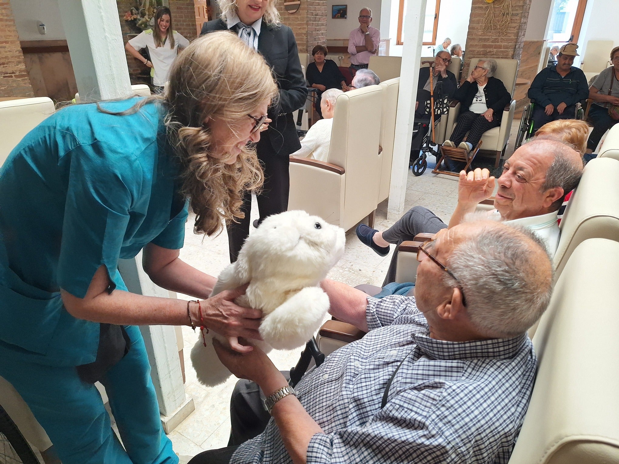 El robot Nuka llega a Mayorga para acompañar a las personas mayores