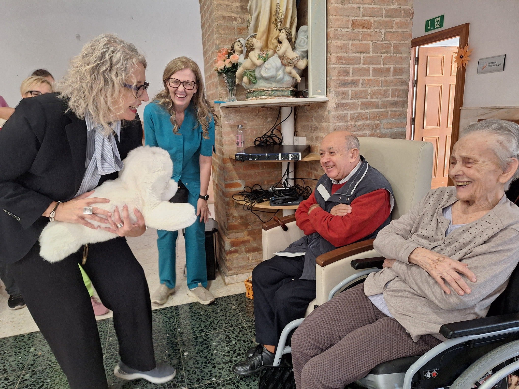 El robot Nuka llega a Mayorga para acompañar a las personas mayores