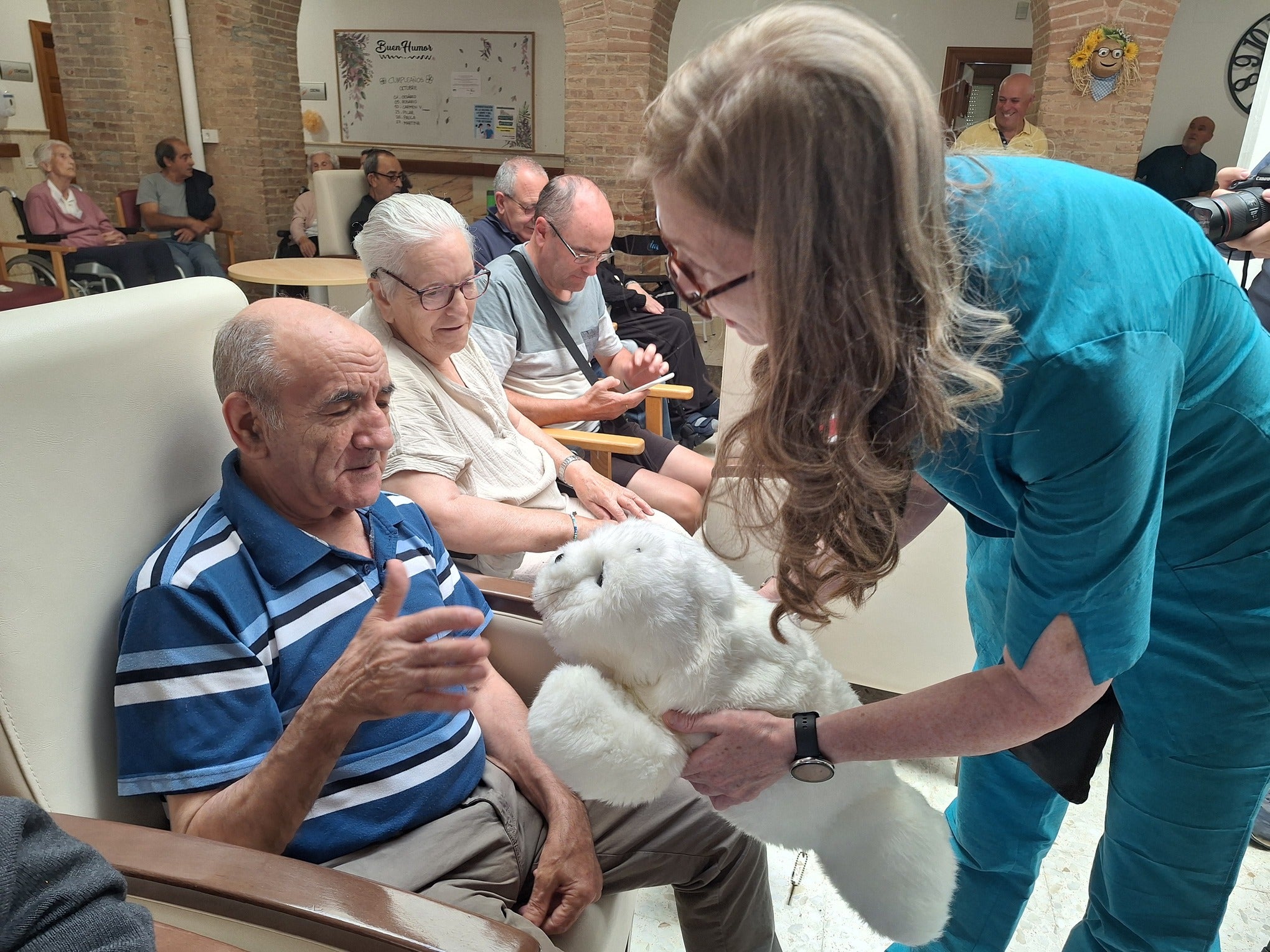 El robot Nuka llega a Mayorga para acompañar a las personas mayores