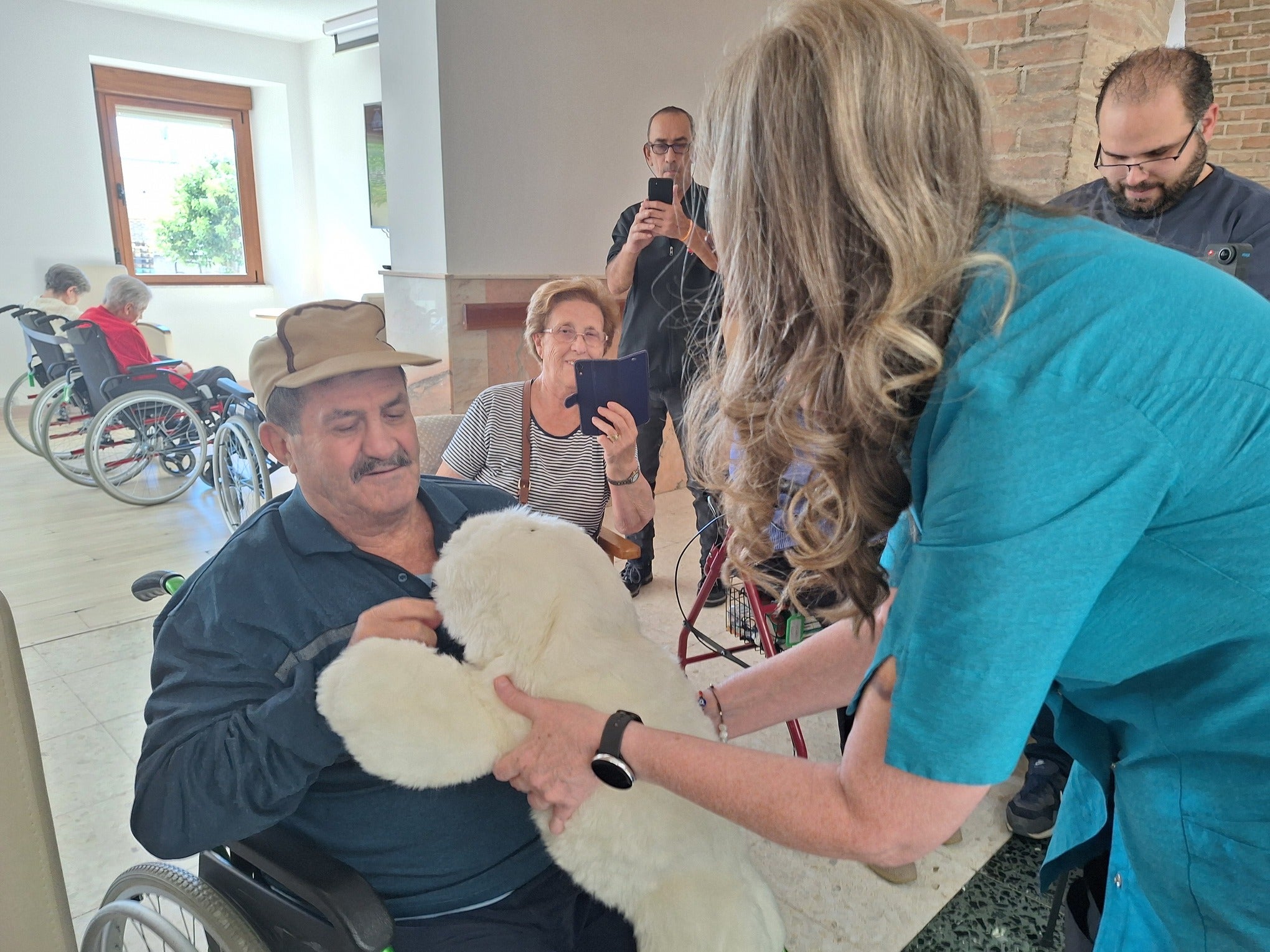 El robot Nuka llega a Mayorga para acompañar a las personas mayores