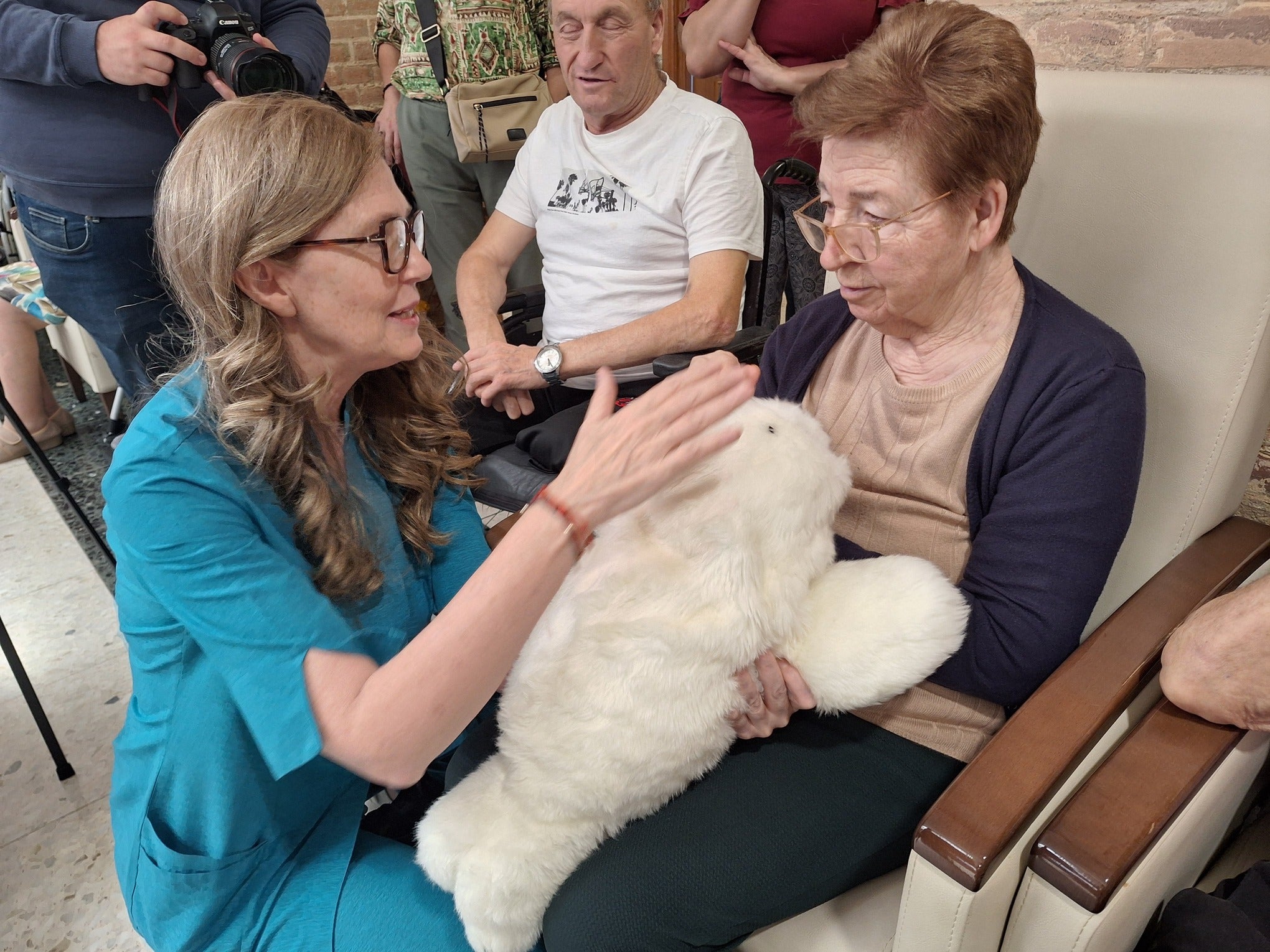 El robot Nuka llega a Mayorga para acompañar a las personas mayores