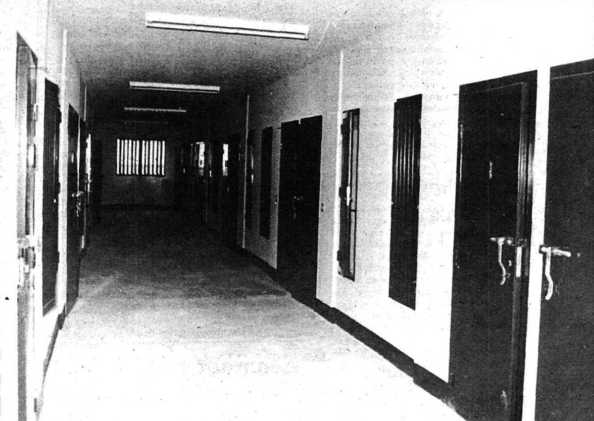 Imagen secundaria 1 - Arriba, comitiva el día de la inauguración de la cárcel, el 22 de junio de 1985. Abajo, pasillo del módulo de jóvenes y algunos reclusos en los primeros días de funcionamiento.