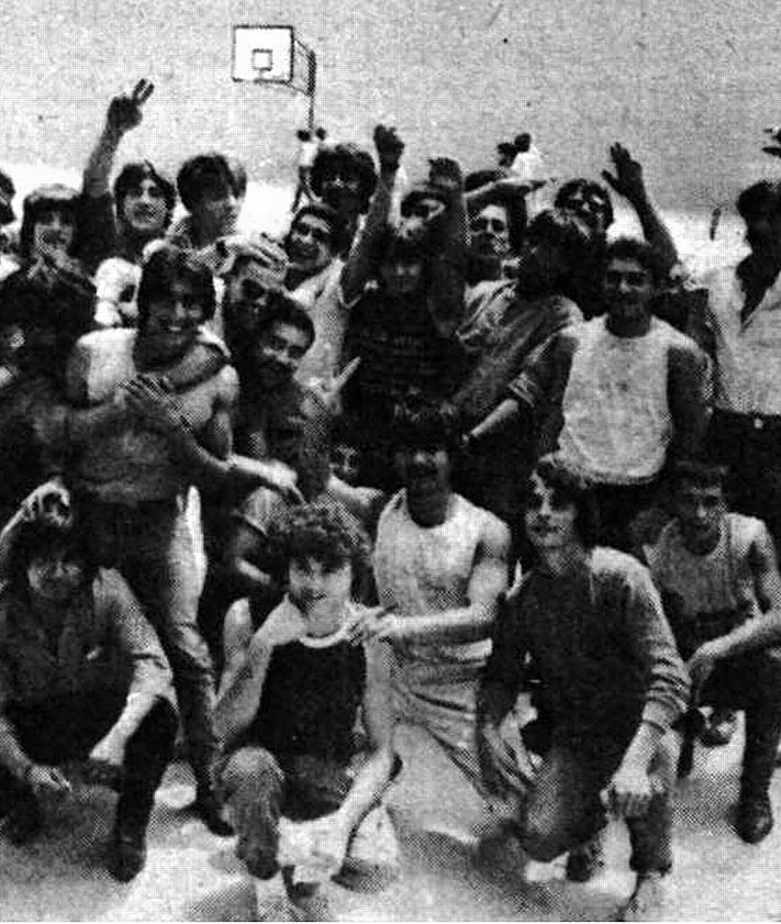 Imagen secundaria 2 - Arriba, comitiva el día de la inauguración de la cárcel, el 22 de junio de 1985. Abajo, pasillo del módulo de jóvenes y algunos reclusos en los primeros días de funcionamiento.