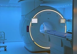 Máquina de resonancia magnética del Hospital General de Segovia, justo antes de realizar una prueba a un paciente.