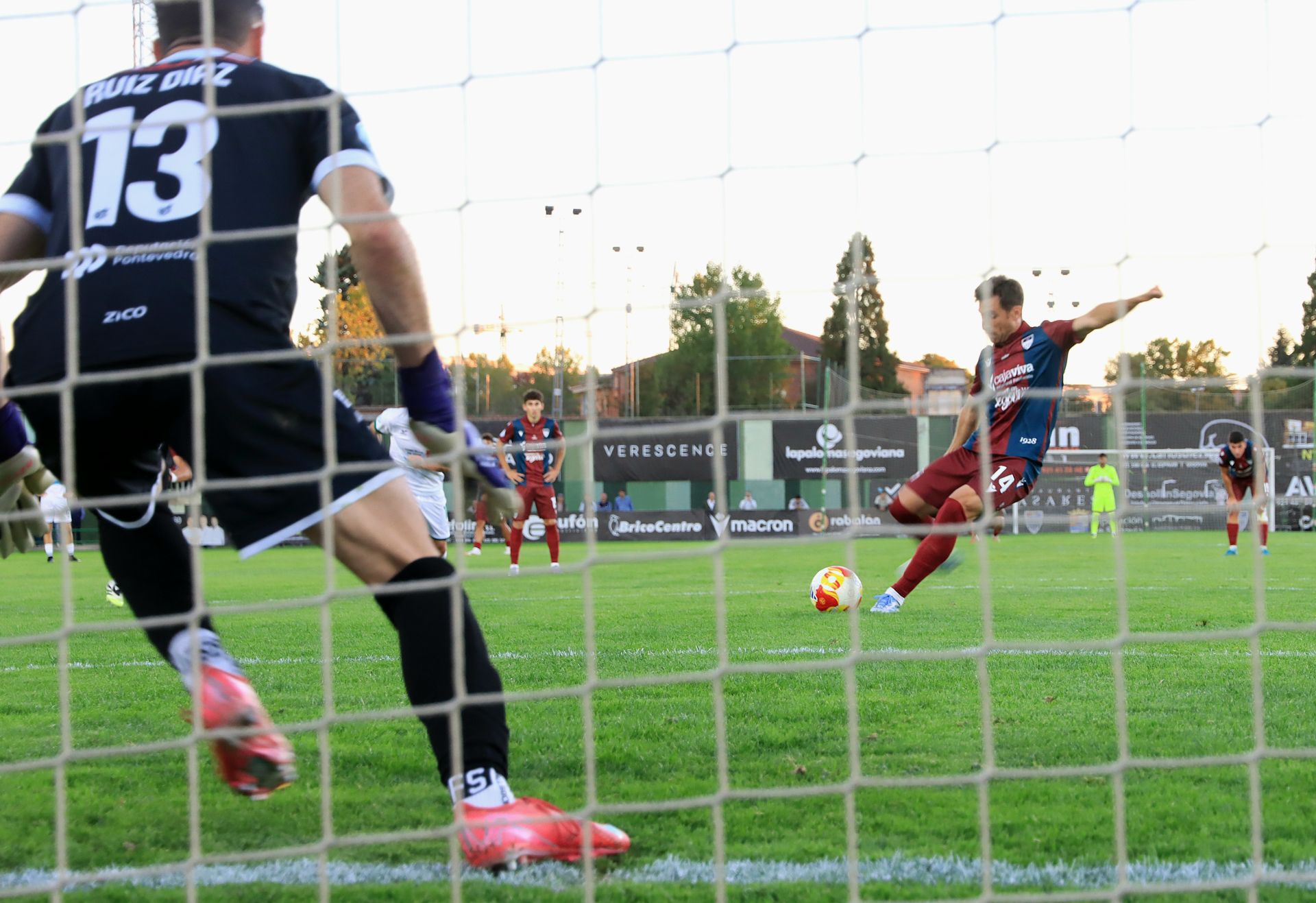 Fer Llorente ejecuta el penalti del 2-0.