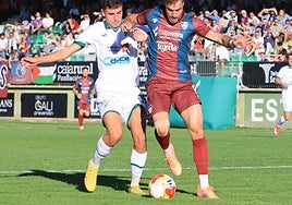 Marc Tenas, durante el partido ante el Coruxo.