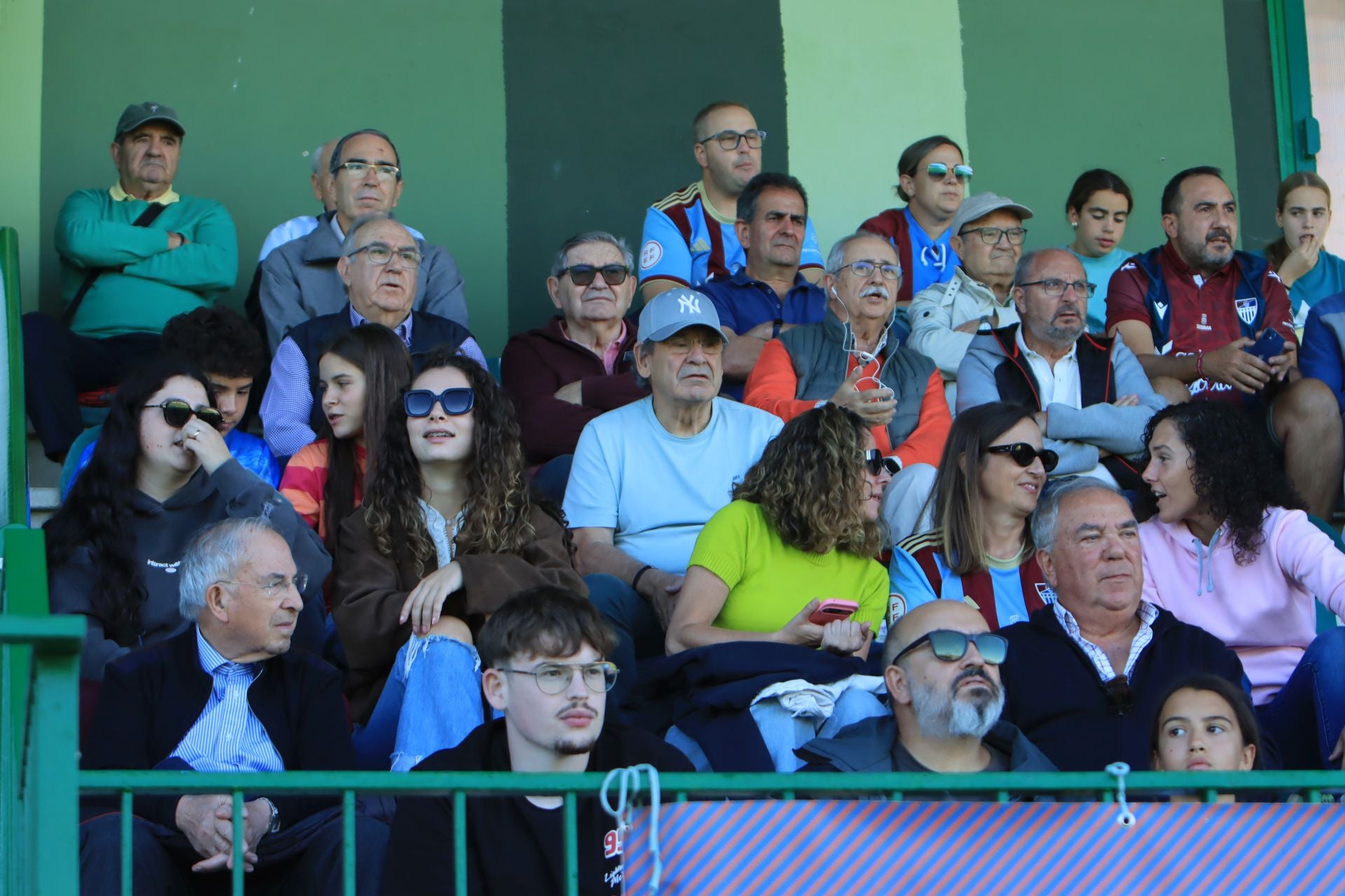 Búscate en las gradas de La Albuera durante el partido de la Segoviana