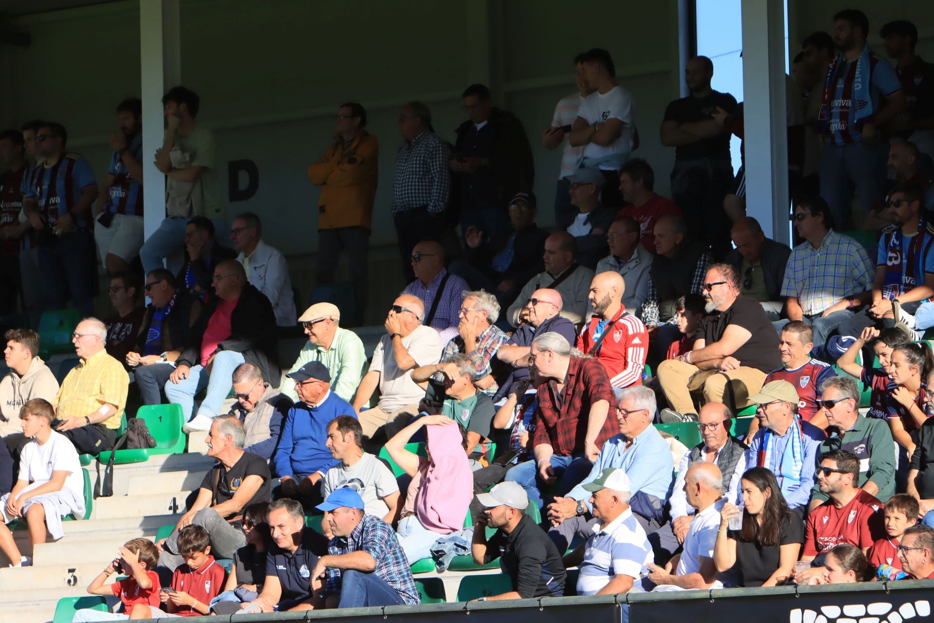 Búscate en las gradas de La Albuera durante el partido de la Segoviana